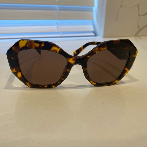 Prada women’s polarized sunglasses with case - Picture 3 of 6